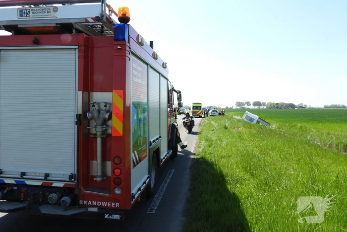 Caravan raakt los van auto en belandt in sloot