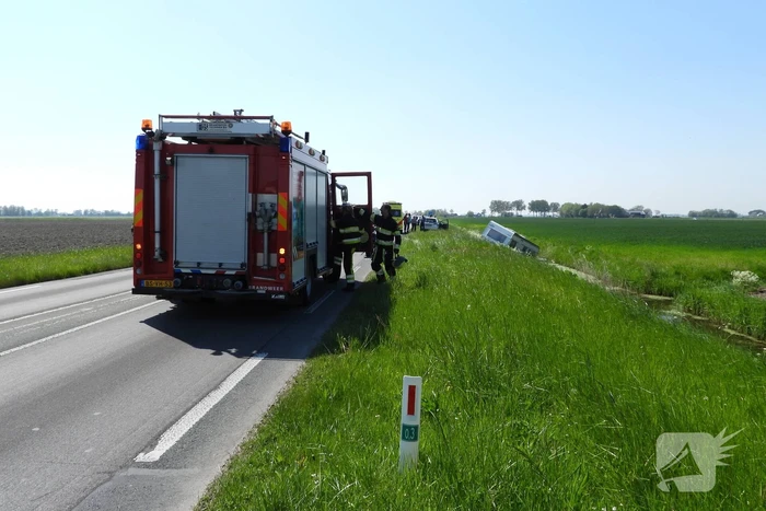 Caravan raakt los van auto en belandt in sloot