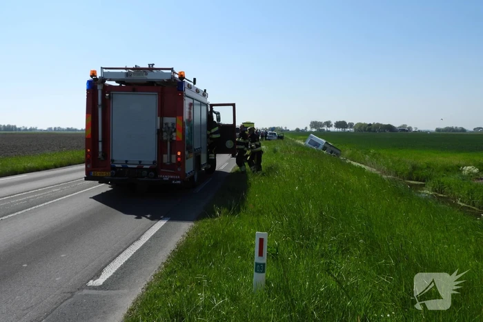 Caravan raakt los van auto en belandt in sloot