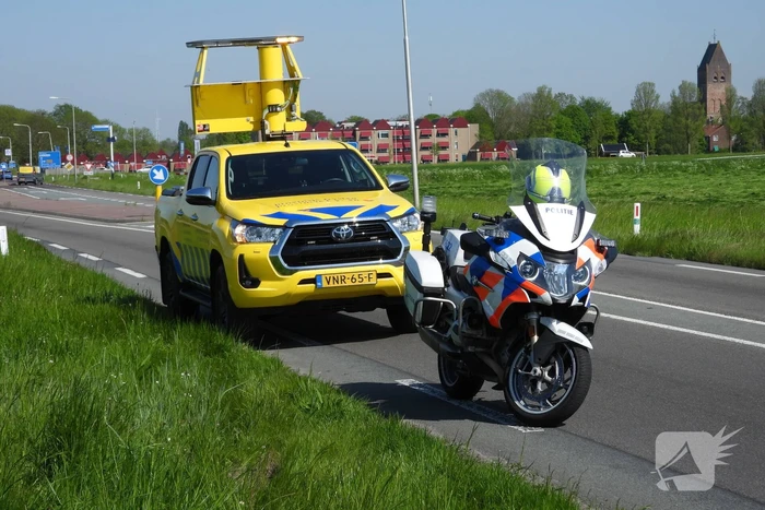 Caravan raakt los van auto en belandt in sloot
