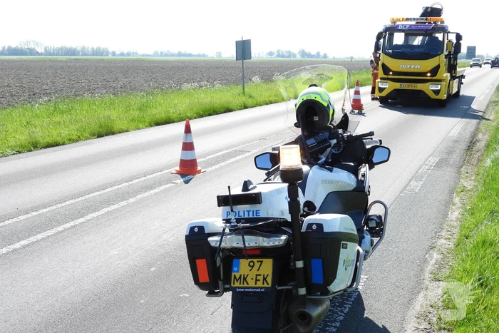 Caravan raakt los van auto en belandt in sloot
