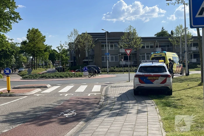Fietser komt ten val bij rotonde