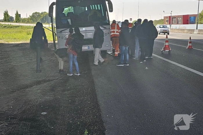 Touringcar strandt door klapband