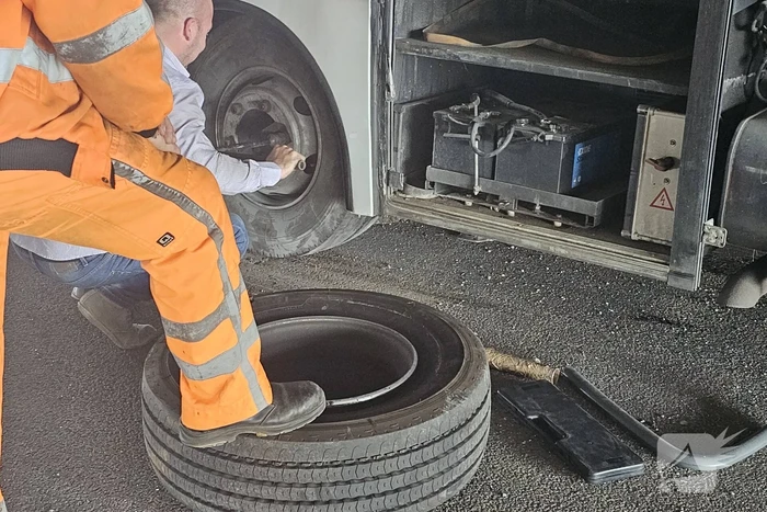 Touringcar strandt door klapband