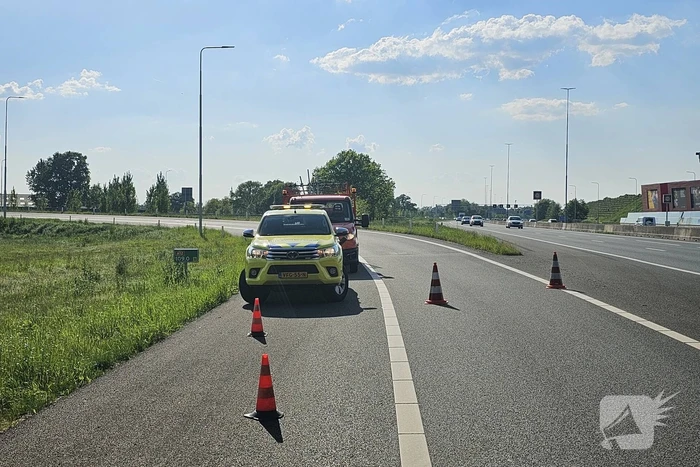 Touringcar strandt door klapband