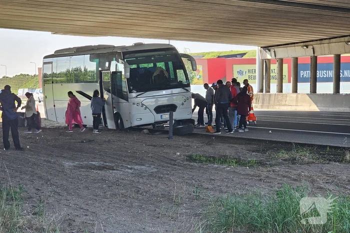 Touringcar strandt door klapband