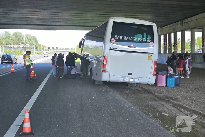 Touringcar strandt door klapband