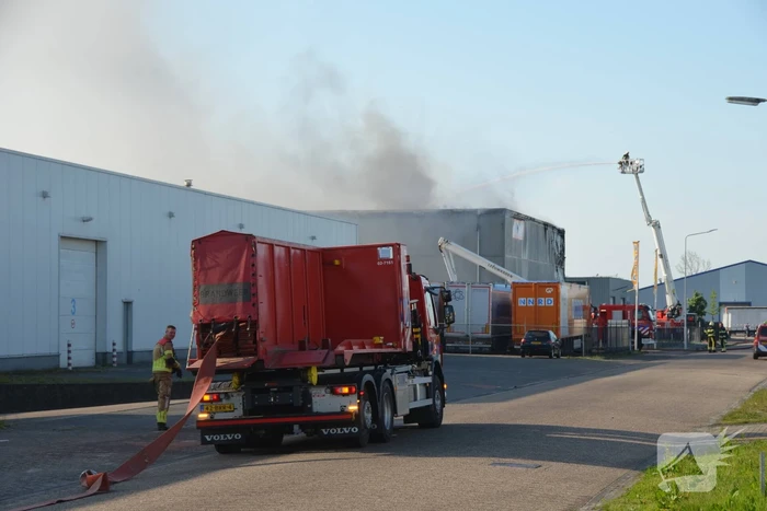 Zeer grote brand in loods