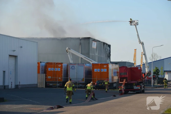 Zeer grote brand in loods