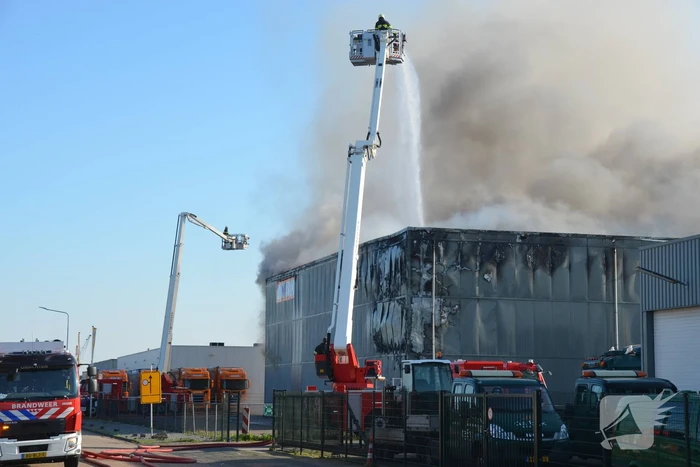 Zeer grote brand in loods