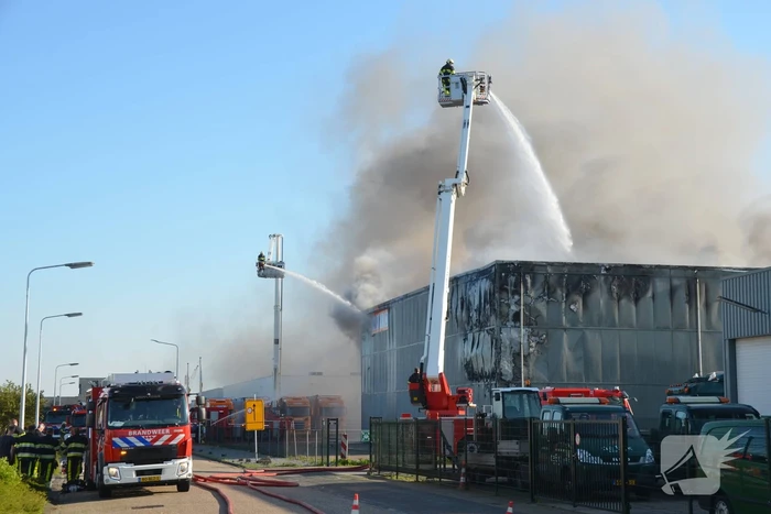 Zeer grote brand in loods