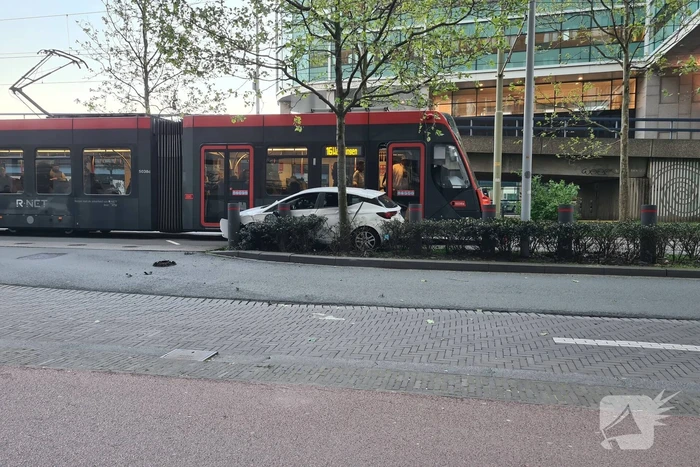 Forse schade bij aanrijding tussen tram en auto