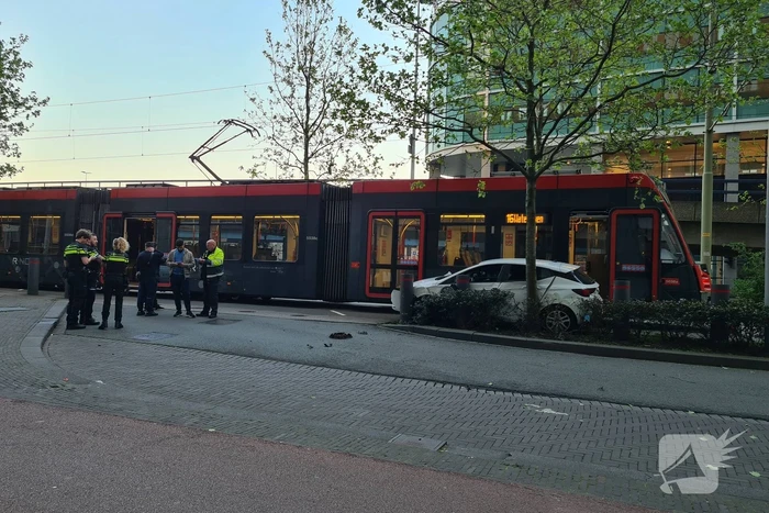 Forse schade bij aanrijding tussen tram en auto