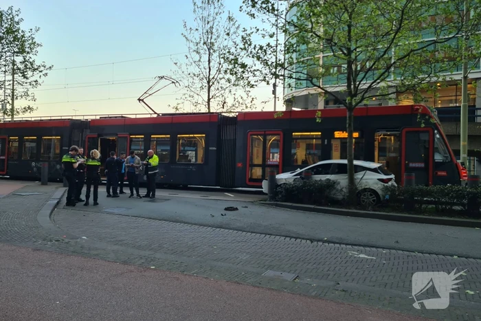 Forse schade bij aanrijding tussen tram en auto
