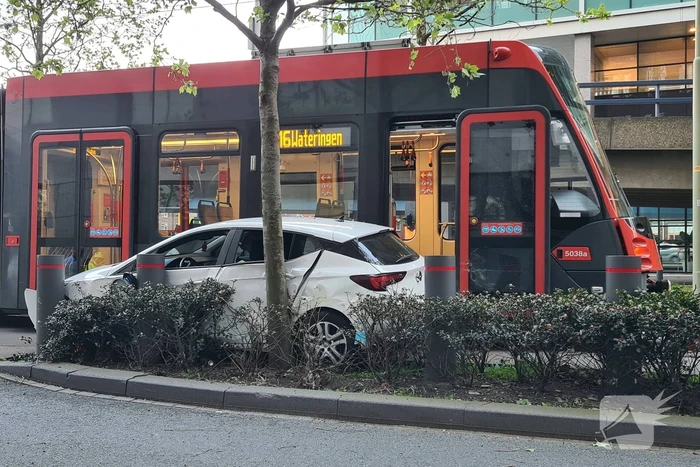 Forse schade bij aanrijding tussen tram en auto