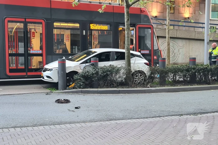 Forse schade bij aanrijding tussen tram en auto