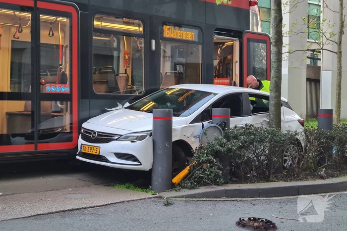 Forse schade bij aanrijding tussen tram en auto
