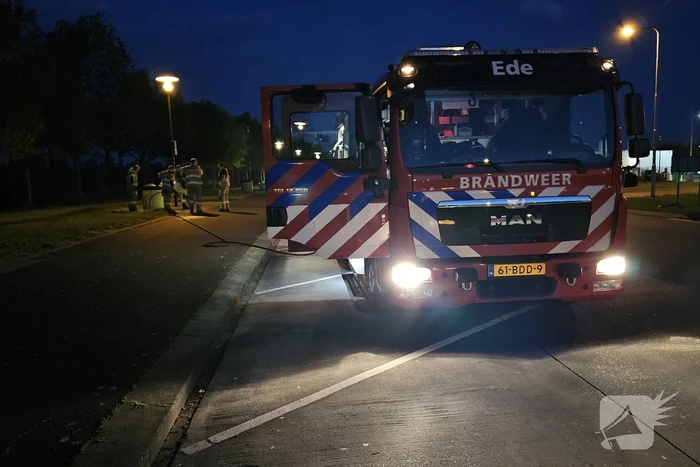 Brandweer blust container bij tankstation