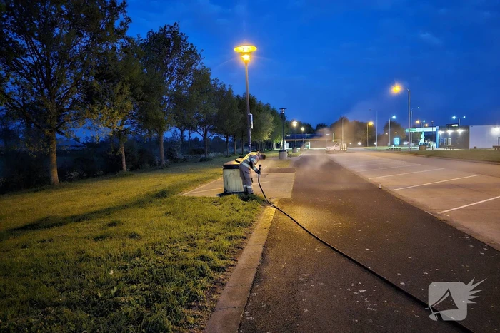 Brandweer blust container bij tankstation