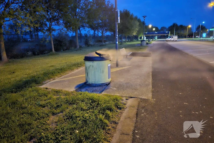 Brandweer blust container bij tankstation