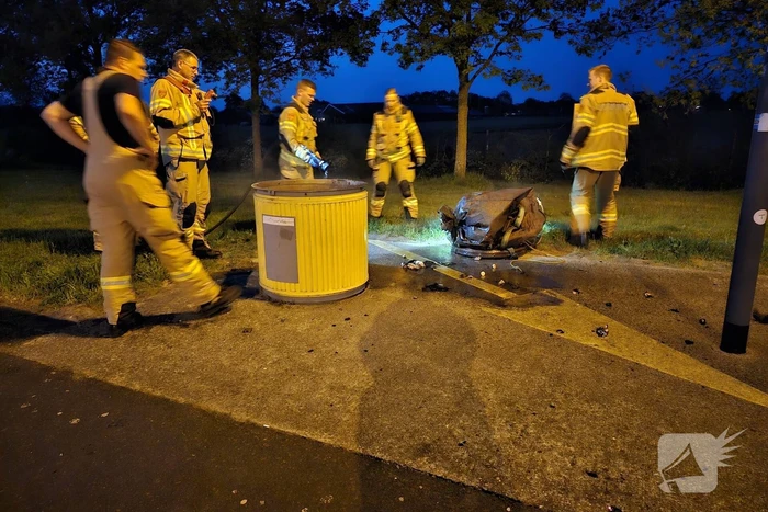 Brandweer blust container bij tankstation