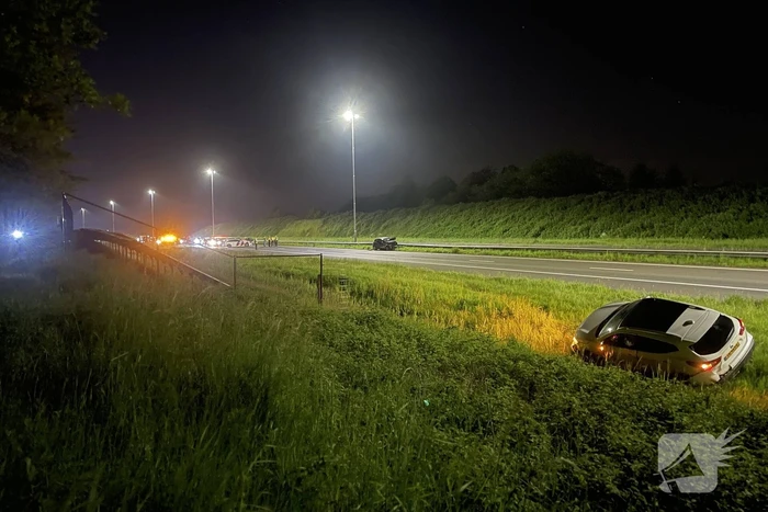 Snelweg afgesloten na ongeval tussen twee auto's