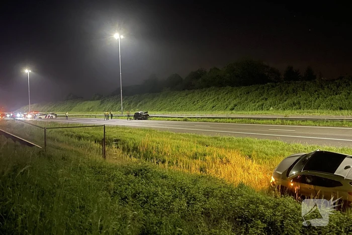 Snelweg afgesloten na ongeval tussen twee auto's