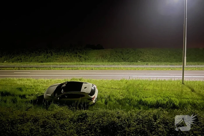 Snelweg afgesloten na ongeval tussen twee auto's