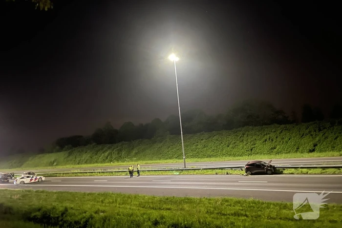 Snelweg afgesloten na ongeval tussen twee auto's