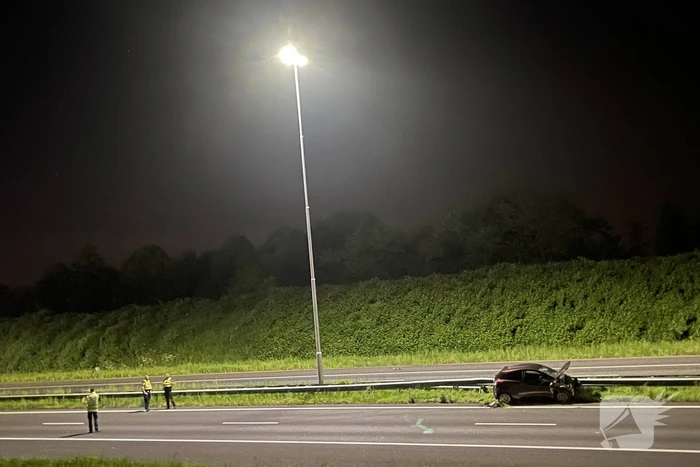 Snelweg afgesloten na ongeval tussen twee auto's