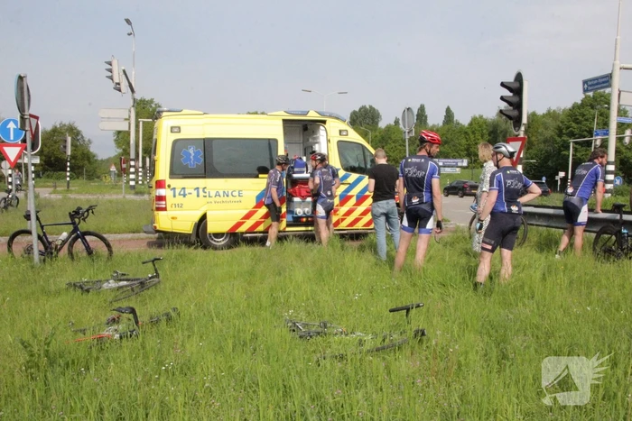 Wielrenner aangereden door auto op kruispunt