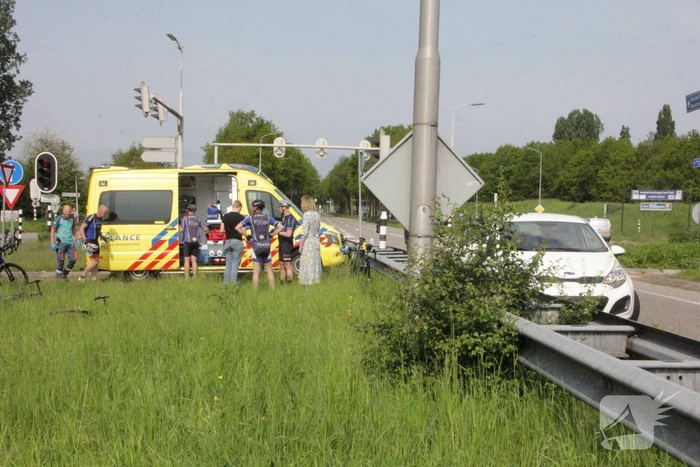 Wielrenner aangereden door auto op kruispunt