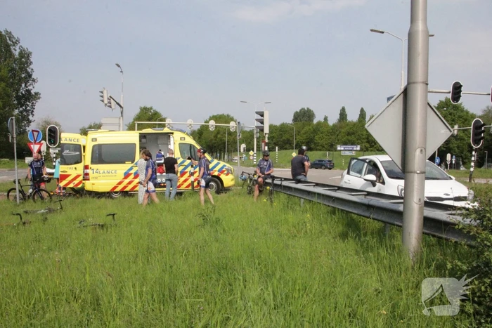 Wielrenner aangereden door auto op kruispunt