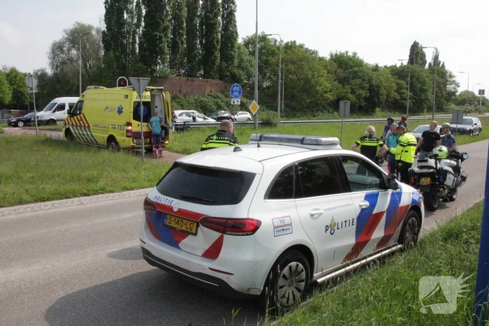 Wielrenner aangereden door auto op kruispunt