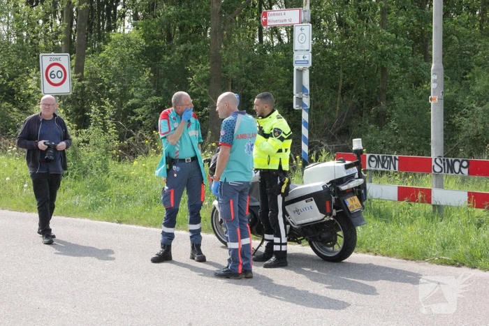 Wielrenner aangereden door auto op kruispunt