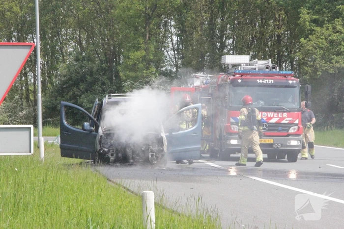 Voertuig vat al rijdend vlam, drie inzittenden ongedeerd