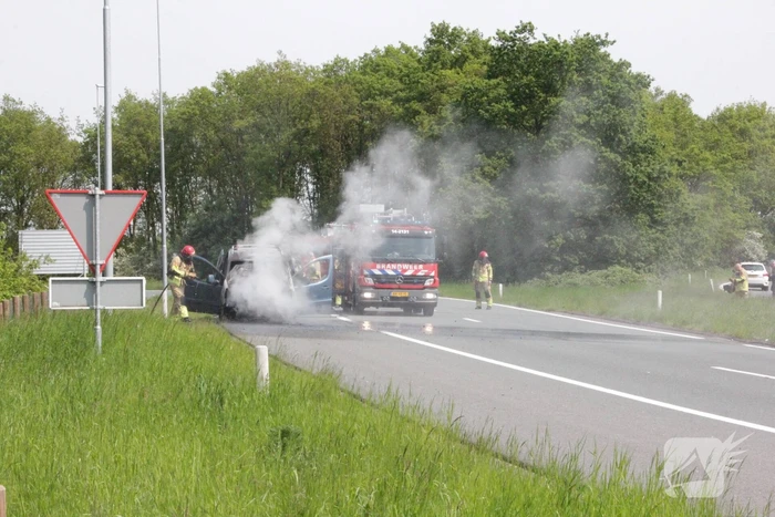 Voertuig vat al rijdend vlam, drie inzittenden ongedeerd