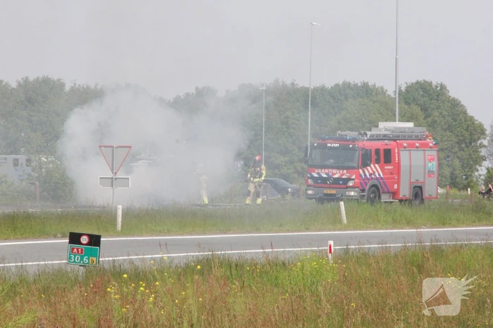 Voertuig vat al rijdend vlam, drie inzittenden ongedeerd