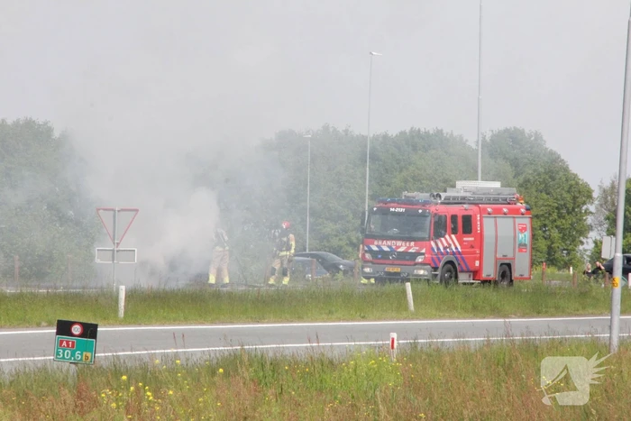 Voertuig vat al rijdend vlam, drie inzittenden ongedeerd