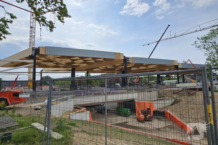Veel bekijks bij plaatsen dakdelen nieuw station