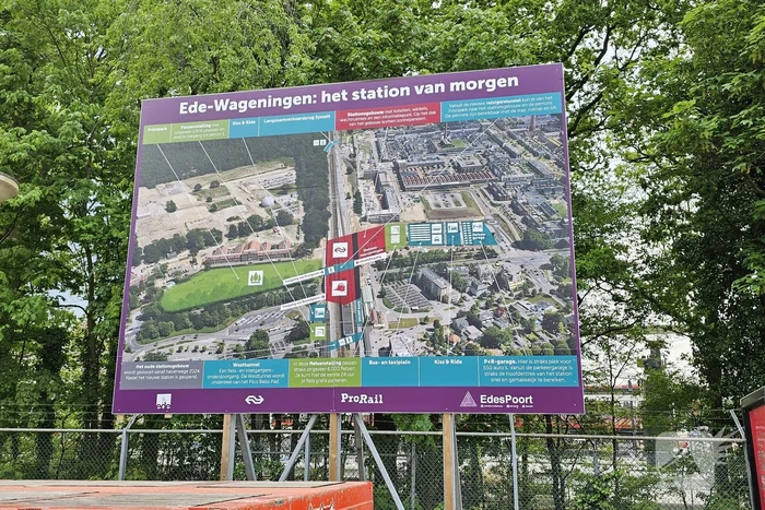Veel bekijks bij plaatsen dakdelen nieuw station