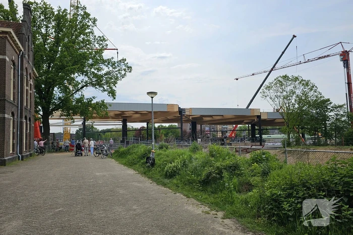 Veel bekijks bij plaatsen dakdelen nieuw station