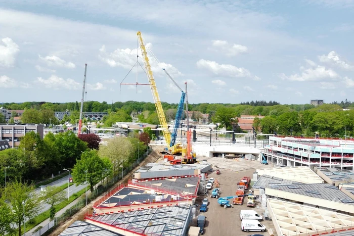 Veel bekijks bij plaatsen dakdelen nieuw station