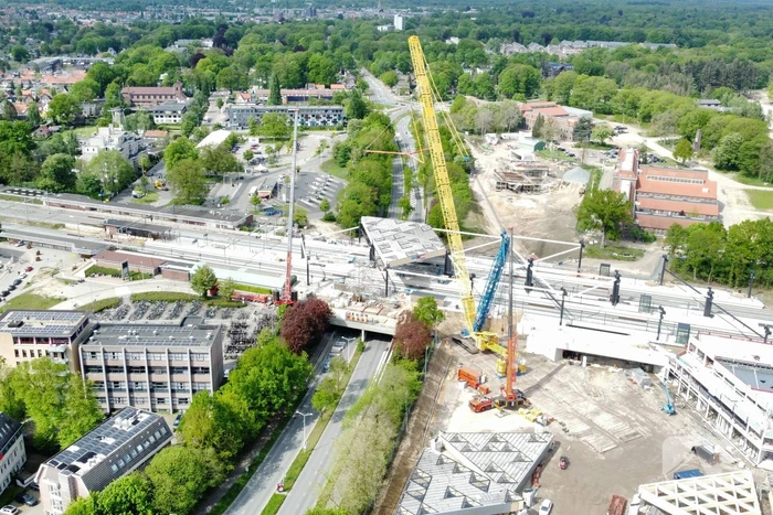Veel bekijks bij plaatsen dakdelen nieuw station