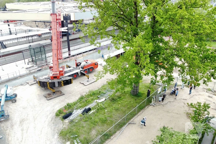 Veel bekijks bij plaatsen dakdelen nieuw station