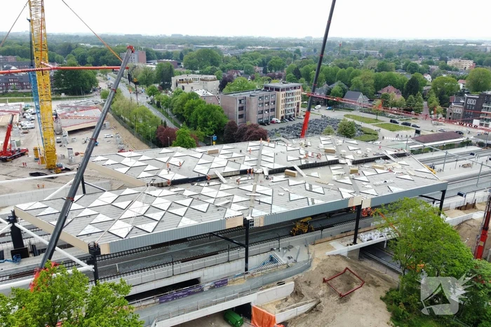 Veel bekijks bij plaatsen dakdelen nieuw station