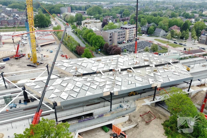 Veel bekijks bij plaatsen dakdelen nieuw station
