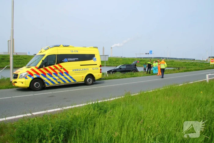 Automobilist ramt lantaarnpaal