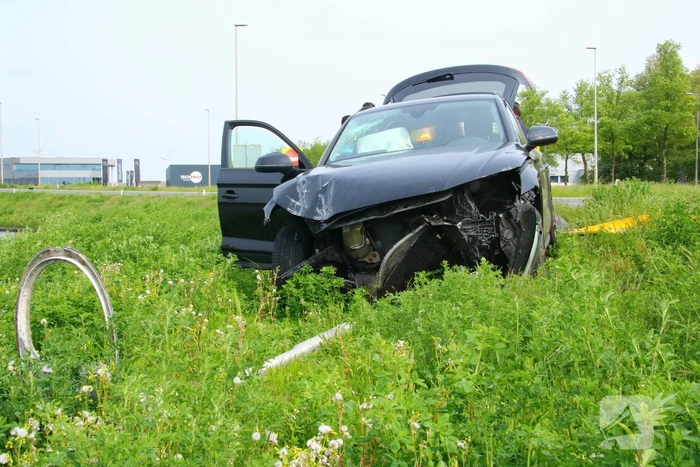 Automobilist ramt lantaarnpaal