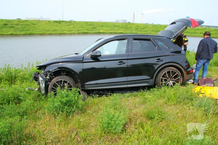 Automobilist ramt lantaarnpaal